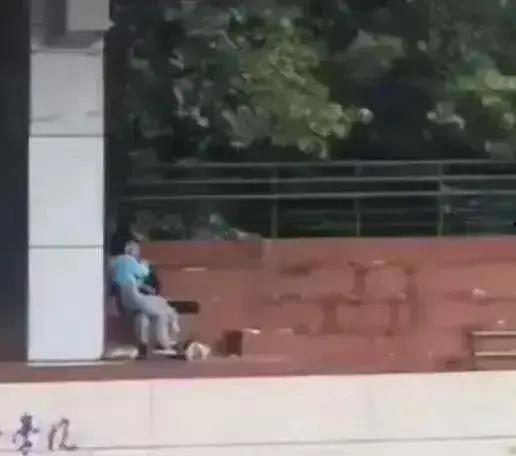 学生操场吃瓜视频,操场上的欢乐瞬间