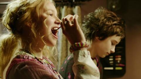 美女吸血鬼吃瓜视频,神秘魅力引网友热议