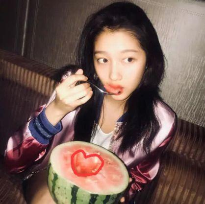 关晓彤吃瓜上热搜的视频,热搜榜上再添新话题 第2张 关晓彤吃瓜上热搜的视频,热搜榜上再添新话题 第2张