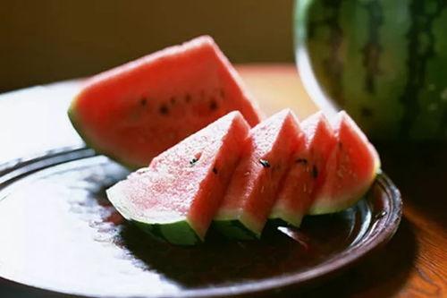 芽夏吃瓜的视频,夏日清凉美食分享  第2张