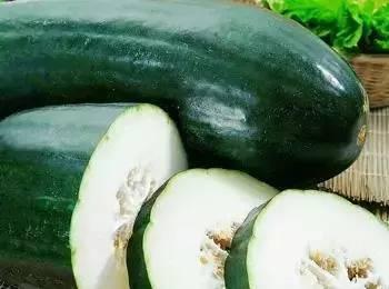 芽夏吃瓜的视频,夏日清凉美食分享  第3张