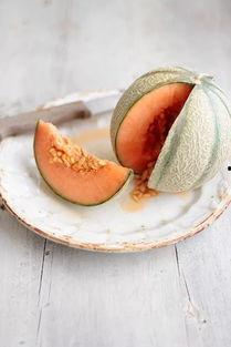 唐山小姑娘吃哈密瓜视频,唐山萌娃甜蜜演绎哈密瓜美食之旅