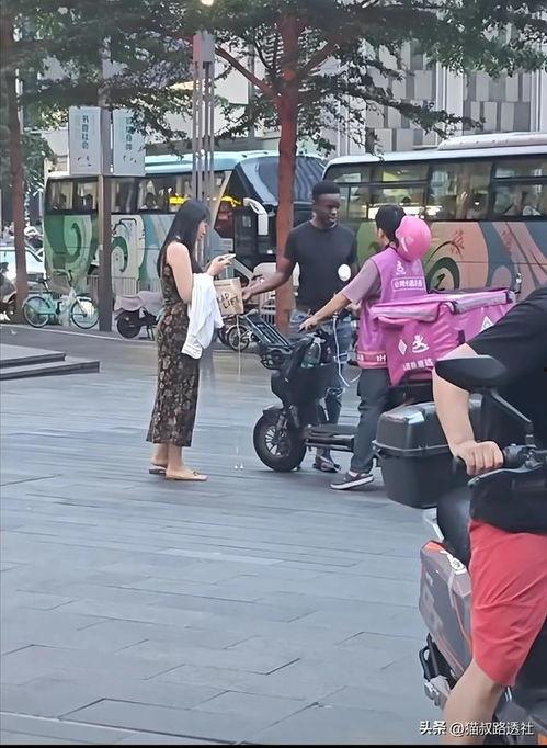 吃瓜黑人小哥视频,带你领略异国风情