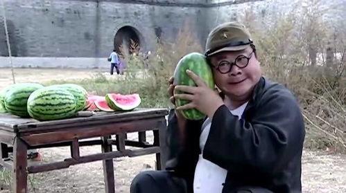 地摊吃瓜不给钱视频,一场引发热议的街头冲突