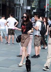 成都街拍吃瓜摆阵视频,趣味街拍视频引网友热议  第2张