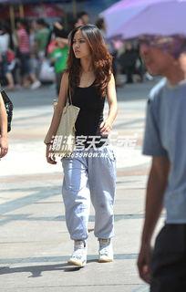 成都街拍吃瓜摆阵视频,趣味街拍视频引网友热议  第3张